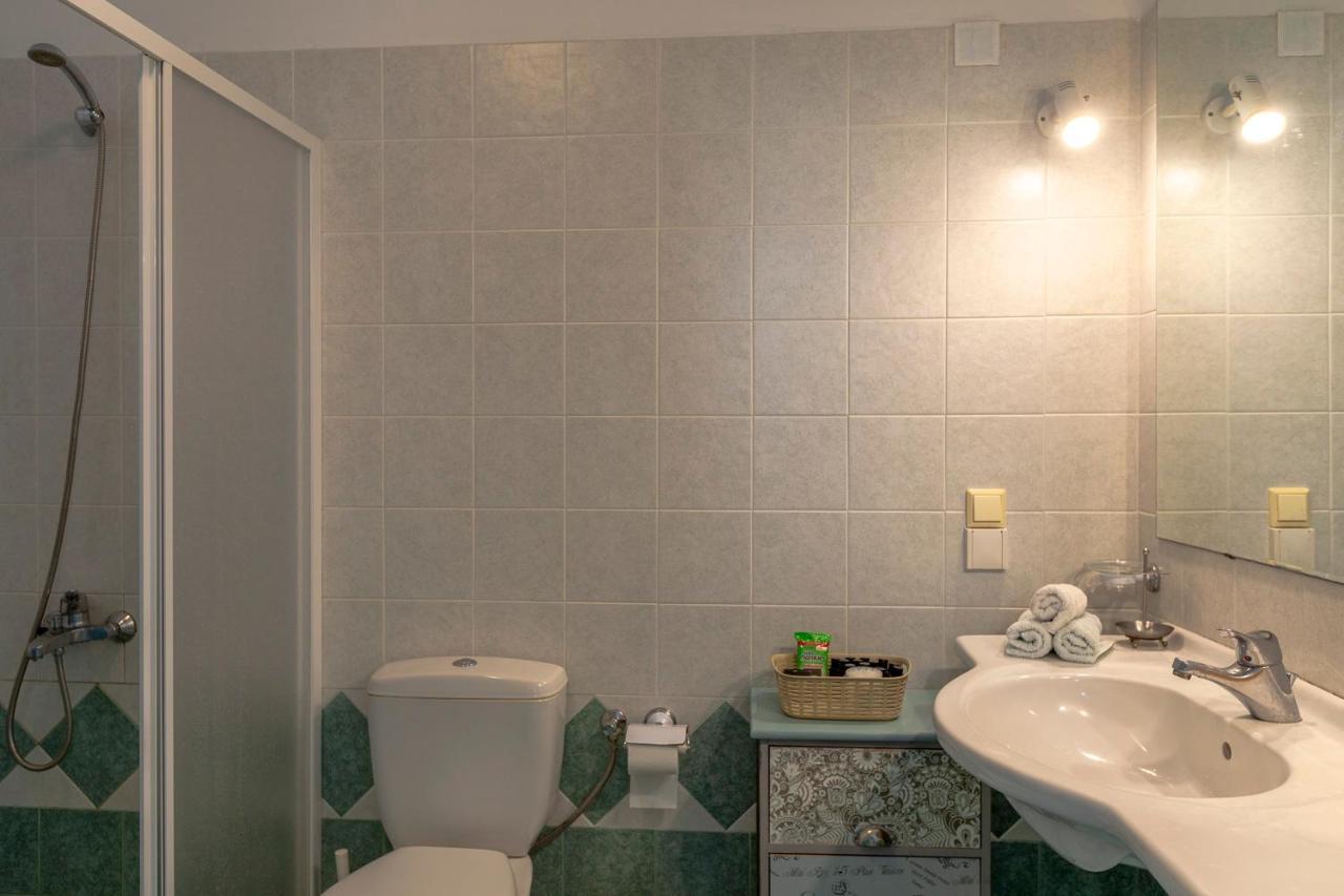 Emily'S Suites Adamantas  Екстериор снимка