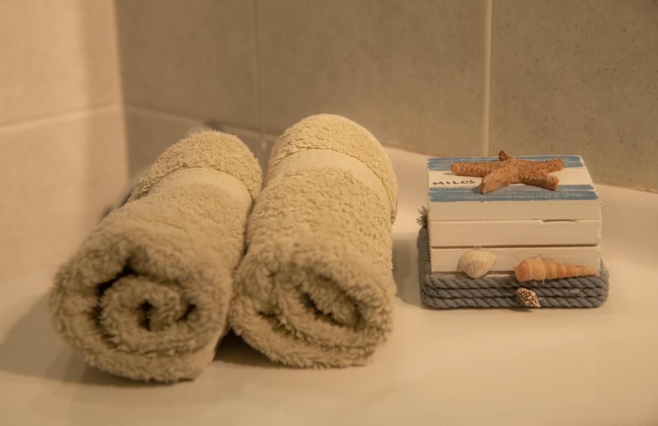 Emily'S Suites Adamantas  Екстериор снимка