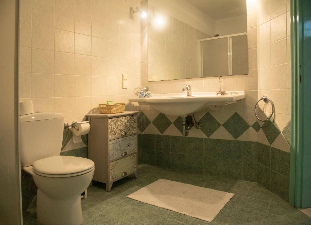 Emily'S Suites Adamantas  Екстериор снимка