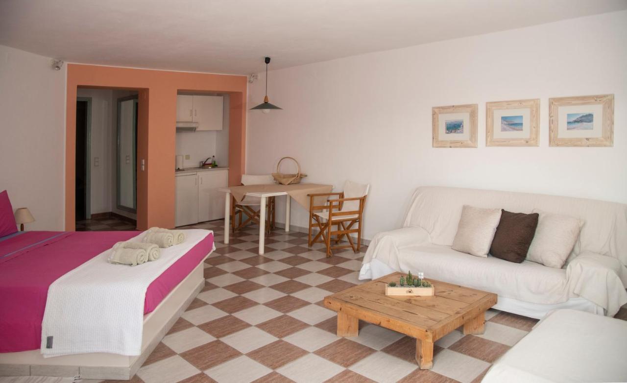 Emily'S Suites Adamantas  Екстериор снимка