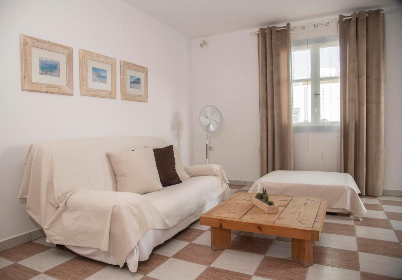 Emily'S Suites Adamantas  Екстериор снимка
